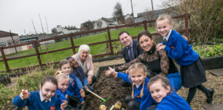 Pictured at the launch of Agri Aware’s Incredible Edibles healthy eating initiative are (L-R) Minister of State for Health Promotion, Catherine Byrne T.D; Alan Jagoe, Chairman, Agri and Deirdre O’Shea, Executive Director Agri Aware with second class pupils from St. Louise De Marillac School, Ballyfermot, Dublin. The Incredible Edibles project aims to educate students about growing fruit and vegetables and to increase their knowledge of food origin and quality. It also highlights the important role that fresh, Irish produce plays in a healthy balanced diet and the importance of consuming at least five to seven portions of fruit and vegetables each day. For more information or to register visit :www.incredibleedibles.ie Photograph: Pat Moore