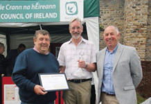 CHAIRMAN OF THE PROFESSIONAL GARDENERS GUILD TONY ARNOLD (LEFT) PRESENTS LIFETIME ACHIEVEMENT AWARD TO STEPHEN BUTLER (MIDDLE) ACCOMPANIED BY PGG IRELAND REPRESENTATIVE BRIAN O'DONNELL. (RIGHT)