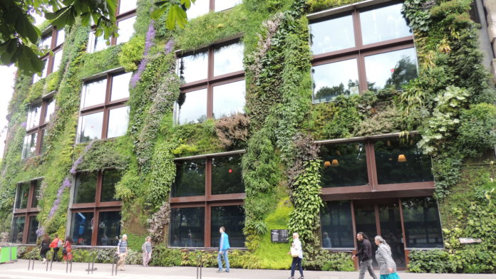 Vertical greening Paris