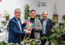 International Statistics Flowers and Plants 2022 launch at Trade Fair Aalsmeer (Steven van Schilfgaarde, CEO of Royal FloraHolland; Leonardo Capitanio, President of AIPH and Tim Briercliffe, Secretary General of AIPH).