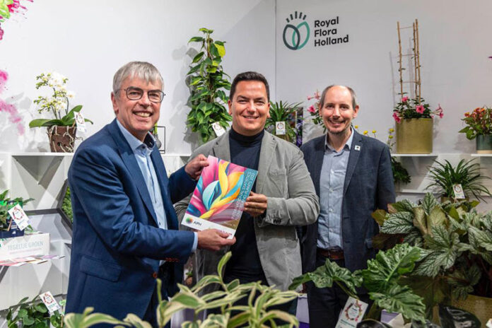 International Statistics Flowers and Plants 2022 launch at Trade Fair Aalsmeer (Steven van Schilfgaarde, CEO of Royal FloraHolland; Leonardo Capitanio, President of AIPH and Tim Briercliffe, Secretary General of AIPH).